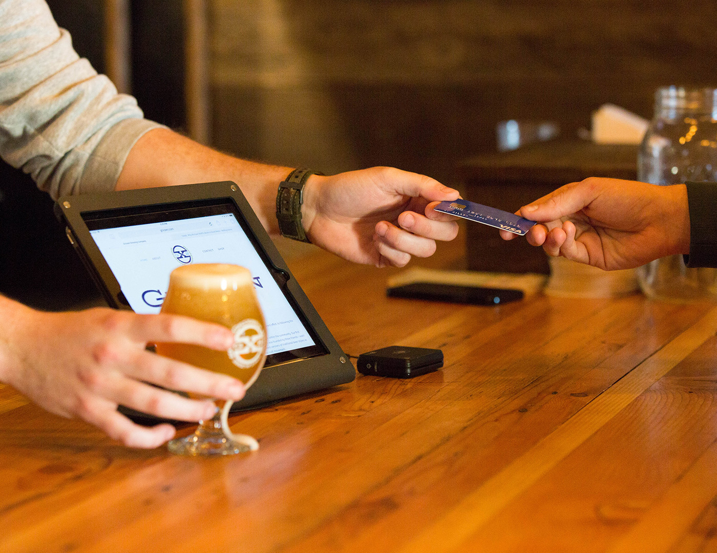 Man paying for a beverage with a credit card.